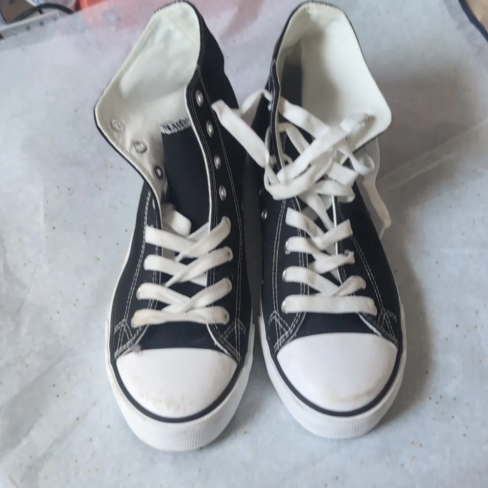 Black and White High-Top Sneakers Unisex Size 8.5 New